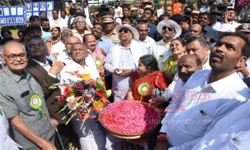 மரிகவுடா சிலையைமுதல்-மந்திரி சித்தராமையா திறந்து வைத்தா