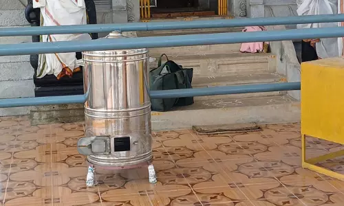 கோவில் பூட்டை உடைத்து நகை-பணம் திருட்டு