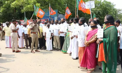 வாயில் கருப்பு துணி கட்டி பா.ஜ.க.வினர் ஆர்ப்பாட்டம்