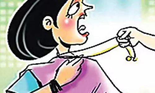 மொபட்டில் சென்ற இளம்பெண்ணிடம் 5½ பவுன் நகை பறிப்பு