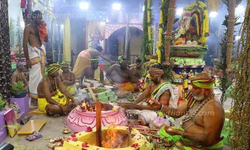 சேலம் கோட்டை மாரியம்மன் கோவிலில் யாகசாலை பூஜைகள் தொடங்கின