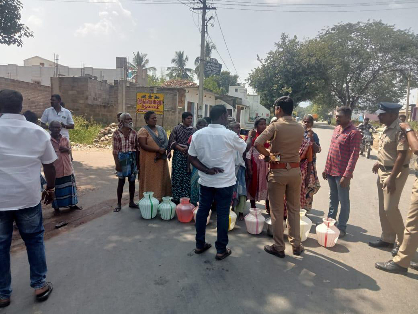 Public blockade of road for supply of regular drinking water சீரான