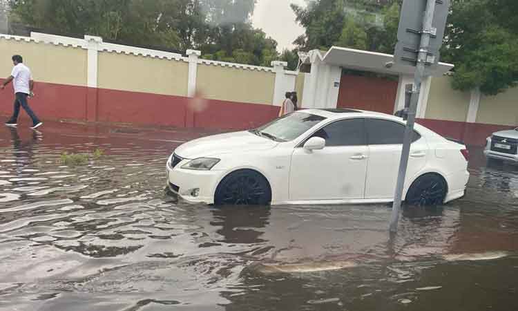 Hujan deras turun di berbagai wilayah Emirates Hujan deras turun di berbagai wilayah Emirates