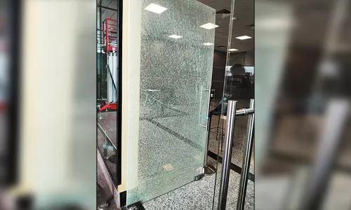 சென்னை விமான நிலையத்தில் கண்ணாடி கதவு நொறுங்கியதால் பரபரப்பு