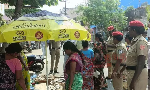 அனுமதியின்றி மீன் விற்ற 10 கடைகள் அகற்றம்