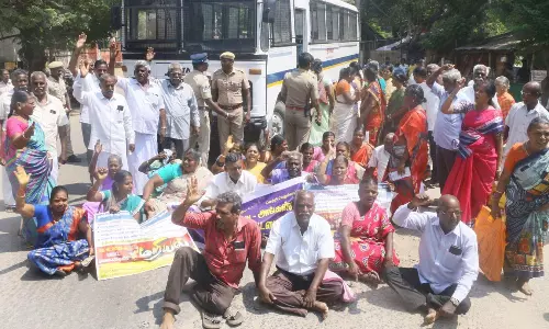 கடலூரில் சத்துணவு-அங்கன்வாடி ஊழியர்கள் சாலை மறியல்