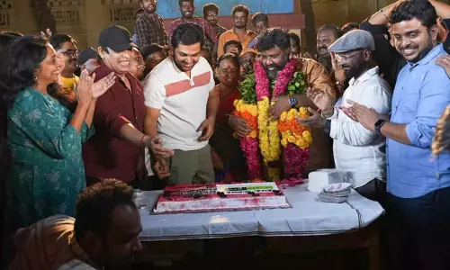 படப்பிடிப்பு தளத்தில் பிறந்தநாள் கொண்டாடிய நலன் குமாரசாமி