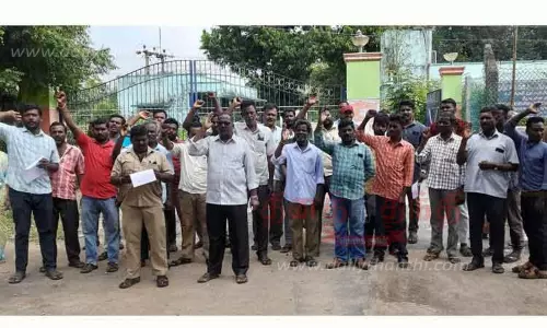 கோரிக்கைகளை நிறைவேற்ற வலியுறுத்தி மின் ஊழியர்கள் ஆர்ப்பாட்டம் கோரிக்கைகளை நிறைவேற்ற வலியுறுத்தி மின் ஊழியர்கள் ஆர்ப்பாட்டம்