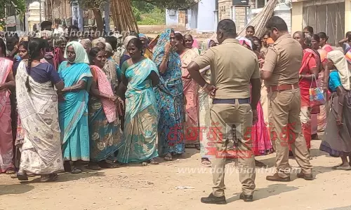 ஊஞ்சலூர் அருகே 100 நாள் வேலை திட்ட பணியாளர்கள் சாலை மறியலில் ஈடுபட முயற்சி