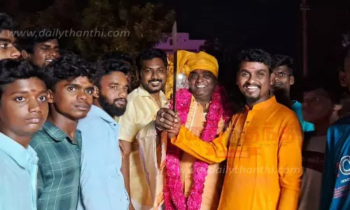 பட்டா கத்தியால் கேக் வெட்டி பிறந்தநாள் கொண்டாட்டம்