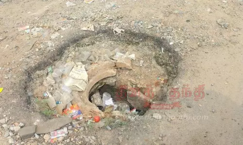 சேதமடைந்த பாதாள சாக்கடை மூடியால் சாலையில் அபாய பள்ளம் சேதமடைந்த பாதாள சாக்கடை மூடியால் சாலையில் அபாய பள்ளம்