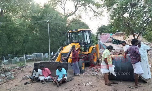 பழைய மீன் மார்க்கெட் கட்டிடத்தை இடிக்க எதிர்ப்பு தெரிவித்து மீன்வியாபாரிகள் போராட்டம்