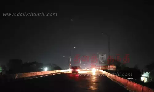 இருள் சூழ்ந்து கிடக்கும் ரெயில்வே மேம்பாலம்- கீழ் பாலம் இருள் சூழ்ந்து கிடக்கும் ரெயில்வே மேம்பாலம்- கீழ் பாலம்