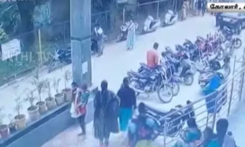 குழந்தையை கொஞ்சுவதுபோல் பையில் மறைத்து தூக்கிச் சென்ற பெண்கள் - கர்நாடகாவில் அதிர்ச்சி சம்பவம்