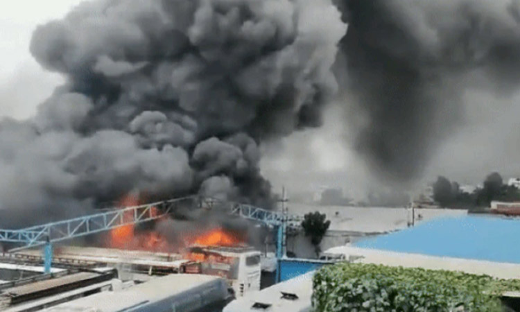 பெங்களூரு டெப்போவில் பயங்கர தீ விபத்து.. பற்றி எரியும் பேருந்துகள்: வீடியோ