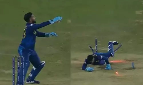 ஆப்கானிஸ்தானுக்கு எதிரான ஆட்டம்...பந்தை பிடிக்கும்போது ஸ்டம்பில் விழுந்த மெண்டிஸ் - வைரலாகும் வீடியோ...!