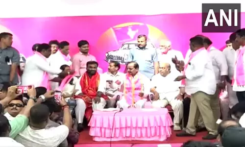 தெலுங்கானா:  ஆளும் பி.ஆர்.எஸ். கட்சியில் இணைந்த காங்கிரஸ் முன்னாள் மந்திரி