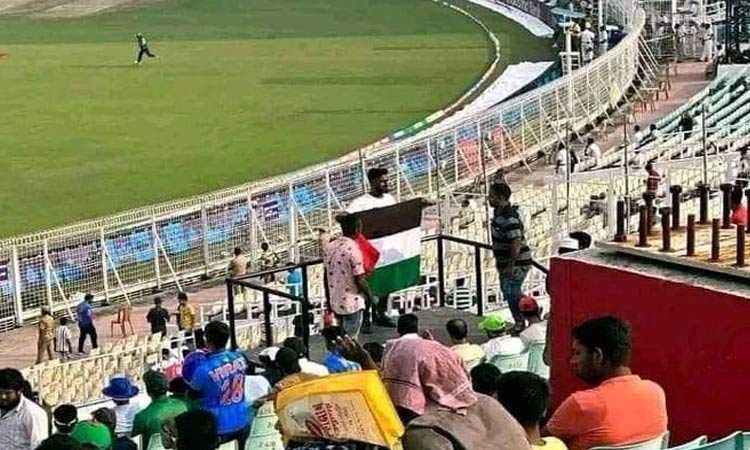 உலகக்கோப்பை கிரிக்கெட்; பாகிஸ்தான் - வங்காளதேச ஆட்டத்தின்போது மைதானத்தில் பாலஸ்தீன கொடியை காட்டிய 4 பேர் கைது