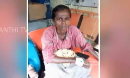 பாம்பு கடித்ததால் மருத்துவமனைக்கு வந்த பெண் - பாம்பையும் எடுத்து வந்ததால் பரபரப்பு பாம்பு கடித்ததால் மருத்துவமனைக்கு வந்த பெண் - பாம்பையும் எடுத்து வந்ததால் பரபரப்பு