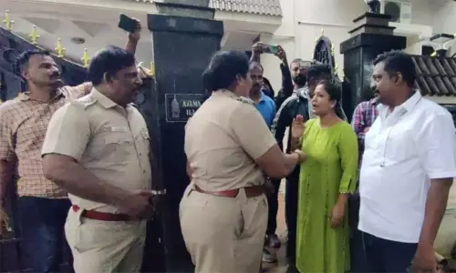 பஸ் படிக்கட்டில்  தொங்கிய படி பயணம் செய்த மாணவர்களை தாக்கிய  நடிகை ரஞ்சனாவுக்கு நிபந்தனை ஜாமின்