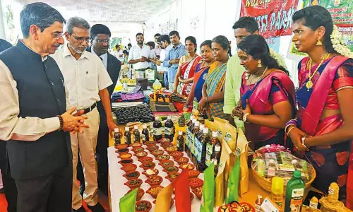 தமிழ்நாடு விவசாயிகள் மற்ற மாநில விவசாயிகளை விட புத்திசாலிகள்- கவர்னர் ஆர்.என்.ரவி தமிழ்நாடு விவசாயிகள் மற்ற மாநில விவசாயிகளை விட புத்திசாலிகள்- கவர்னர் ஆர்.என்.ரவி