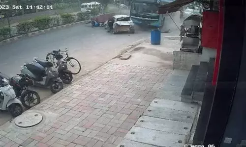 கட்டுப்பாட்டை இழந்த சொகுசு பஸ்... கார், பைக்குகளை இடித்து தள்ளியது - ஒருவர் உயிரிழப்பு