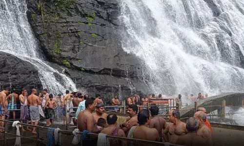 வெள்ளப்பெருக்கு குறைவு: குற்றால அருவிகளில் குவிந்த சுற்றுலாப் பயணிகள்..! வெள்ளப்பெருக்கு குறைவு: குற்றால அருவிகளில் குவிந்த சுற்றுலாப் பயணிகள்..!