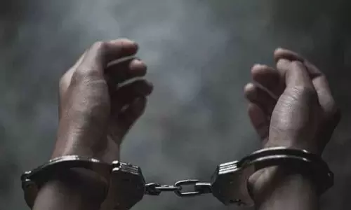 பெண் நிருபரை தாக்கி, தகாத முறையில் நடந்த பட தயாரிப்பாளர் பெண் நிருபரை தாக்கி, தகாத முறையில் நடந்த பட தயாரிப்பாளர்