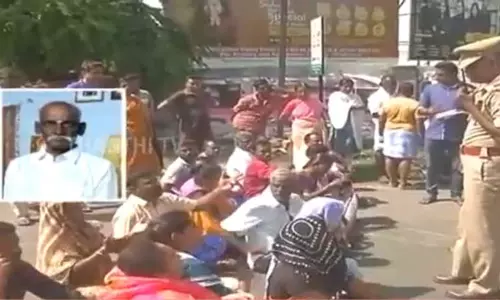 லிப்ட் கதவு என்று நினைத்து பாதுகாப்பு அறையை திறந்த முதியவர் - தவறி விழுந்து உயிரிழப்பு லிப்ட் கதவு என்று நினைத்து பாதுகாப்பு அறையை திறந்த முதியவர் - தவறி விழுந்து உயிரிழப்பு