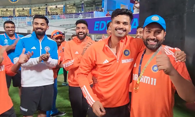 தங்கப்பதக்கம் பெற்ற இந்திய அணியின் கேப்டன் ரோகித் சர்மா!