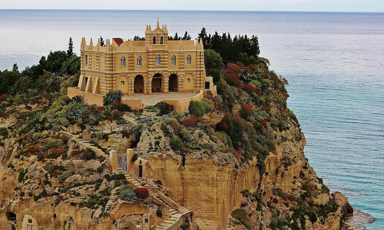 இந்த கிராமத்திற்கு சென்றால் ரூ.25 லட்சம் கிடைக்கும்..ஆனால் ஒரு நிபந்தனை..!