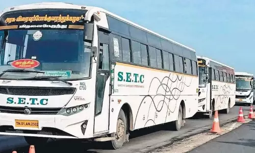 தீபாவளி பண்டிகையையொட்டி அரசு விரைவு பஸ்களில் பயணிக்க 82 ஆயிரம் பேர் முன்பதிவு