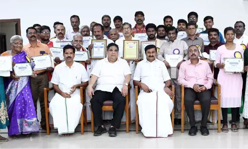 வீரமாமுனிவர் பிறந்தநாளை முன்னிட்டு 38 தமிழ்ப் பற்றாளர்களுக்கு விருதுகள் - அமைச்சர் சாமிநாதன் வழங்கினார் வீரமாமுனிவர் பிறந்தநாளை முன்னிட்டு 38 தமிழ்ப் பற்றாளர்களுக்கு விருதுகள் - அமைச்சர் சாமிநாதன் வழங்கினார்