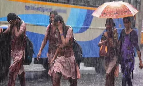 கனமழை எதிரொலி: மதுரை மாவட்டத்தில் பள்ளிகளுக்கு மட்டும்  விடுமுறை