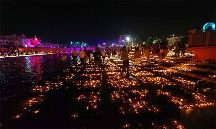 தீபாவளியை முன்னிட்டு அயோத்தியில் 22 லட்சம் அகல் விளக்குகள் ஏற்றி சாதனை தீபாவளியை முன்னிட்டு அயோத்தியில் 22 லட்சம் அகல் விளக்குகள் ஏற்றி சாதனை