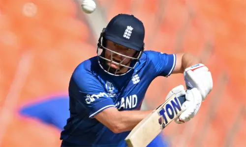 ஜானி ஜானி, யெஸ் பாப்பா: பாட்டு பாடி ஜானி பேர்ஸ்டோவை உற்சாகப்படுத்திய ரசிகர்கள்