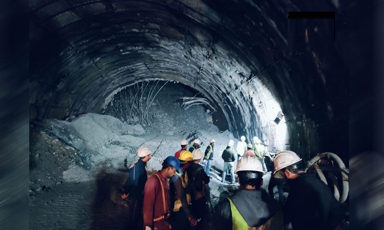 உத்தரகாண்ட்: சுரங்கப்பாதை இடிந்து விழுந்து விபத்து - 40 தொழிலாளர்களை மீட்கும்பணிகள் தீவிரம்