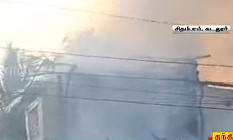 தீபாவளி ராக்கெட் ஏவிய சிறுவர்கள்.. மொத்தமாக எரிந்து கருகிய குடிசை...!