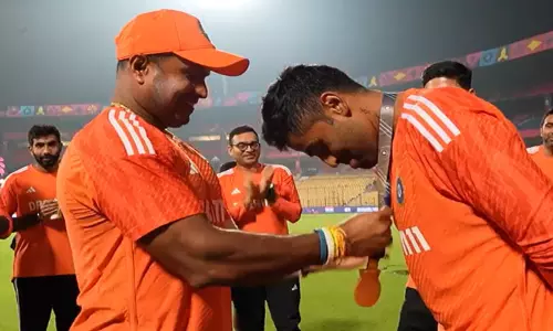 நெதர்லாந்துக்கு எதிரான ஆட்டம்...சிறந்த பீல்டருக்கான பதக்கத்தை வென்ற சூர்யகுமார் யாதவ்...!