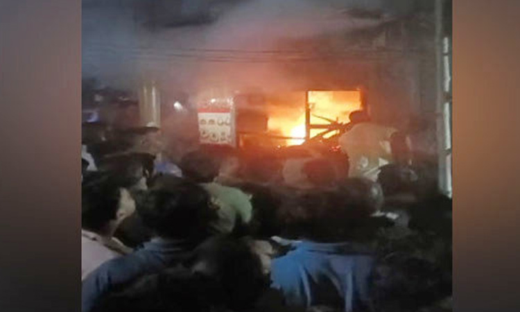 ஜார்கண்ட்: தன்பாத் சந்தையில் ஏற்பட்ட தீ விபத்தில் 5 வயது குழந்தை உட்பட 3 பேர் பலி