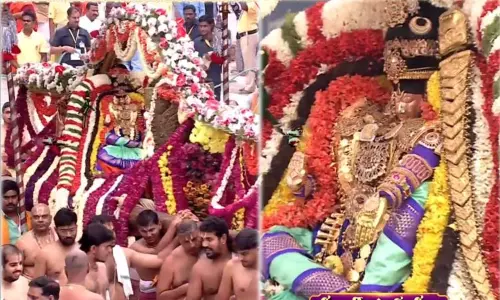 காண கண்கோடி வேண்டும்..! பல்லக்கில் எழுந்தருளி அருள்பாலித்த பத்மாவதி தாயார்..! காண கண்கோடி வேண்டும்..! பல்லக்கில் எழுந்தருளி அருள்பாலித்த பத்மாவதி தாயார்..!