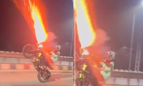 திருச்சியில் பட்டாசு கொளுத்தியபடி பைக் வீலிங் செய்த 7 பேரின் ஓட்டுநர் உரிமங்கள் ரத்து திருச்சியில் பட்டாசு கொளுத்தியபடி பைக் வீலிங் செய்த 7 பேரின் ஓட்டுநர் உரிமங்கள் ரத்து