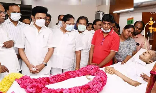 மறைந்த சங்கரய்யாவின் உடலுக்கு அரசு மரியாதையுடன் பிரியாவிடை அளிக்கப்படும்: முதல்-அமைச்சர் மு.க.ஸ்டாலின் அறிவிப்பு மறைந்த சங்கரய்யாவின் உடலுக்கு அரசு மரியாதையுடன் பிரியாவிடை அளிக்கப்படும்: முதல்-அமைச்சர் மு.க.ஸ்டாலின் அறிவிப்பு