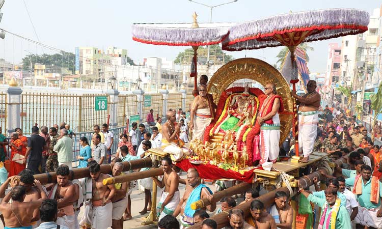 திருச்சானுர் பிரம்மோற்சவம்: சூரிய பிரபை, சந்திர பிரபை வாகன சேவை.. மாட வீதிகளில் குவிந்த பக்தர்கள்