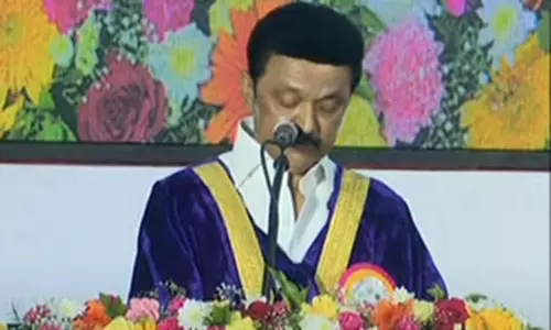 பல்கலைக்கழக வேந்தர் விவகாரம்: ஜெயலலிதாவுக்கு முதல்- அமைச்சர் மு.க ஸ்டாலின் பாராட்டு பல்கலைக்கழக வேந்தர் விவகாரம்: ஜெயலலிதாவுக்கு முதல்- அமைச்சர் மு.க ஸ்டாலின் பாராட்டு