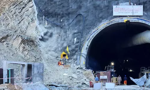 உத்தரகாண்ட் சுரங்க விபத்து: நாளை அதிகாலைக்குள் அனைவரும் மீட்கப்படுவர் - மீட்புப்படையினர் உறுதி உத்தரகாண்ட் சுரங்க விபத்து: நாளை அதிகாலைக்குள் அனைவரும் மீட்கப்படுவர் - மீட்புப்படையினர் உறுதி