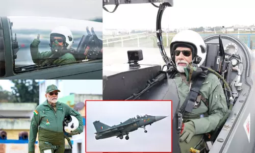 உள்நாட்டிலேயே தயாரிக்கப்பட்ட தேஜஸ் போர் விமானத்தில் பயணித்த பிரதமர் மோடி...! உள்நாட்டிலேயே தயாரிக்கப்பட்ட தேஜஸ் போர் விமானத்தில் பயணித்த பிரதமர் மோடி...!