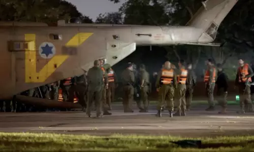 13 இஸ்ரேலியப் பணயக்கைதிகளையும், 7 வெளிநாட்டினரையும்  விடுவிக்கும் ஹமாஸ் ஆயுதப் பிரிவு