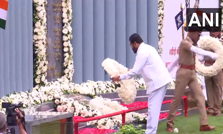 மும்பை பயங்கரவாத தாக்குதல்; 15-வது நினைவு தினத்தில் ஏக்நாத் ஷிண்டே மரியாதை