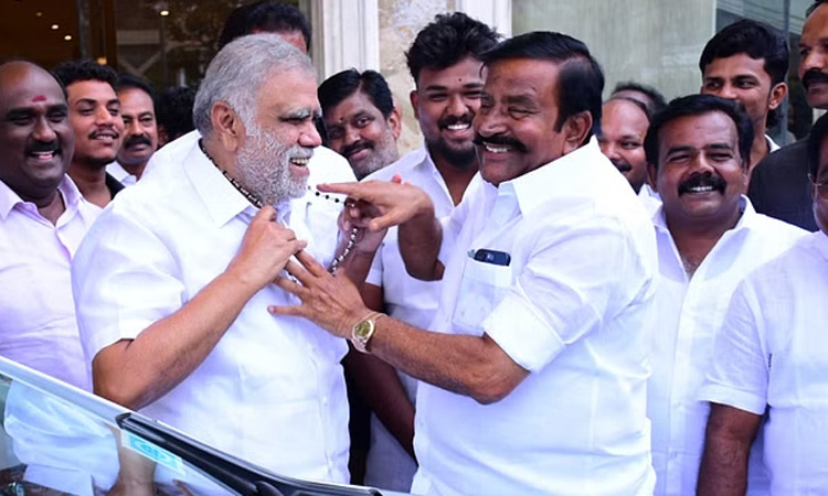 அமைச்சர் ஐ.பெரியசாமிக்கு வெள்ளி கருங்காலி மாலை அணிவித்த கே.என்.நேரு..!